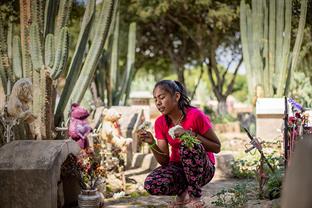 girl plays with white flowers