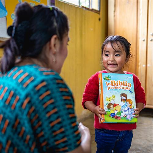 Khalessi staand and smiles