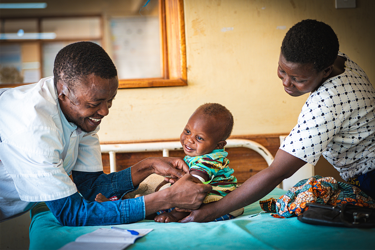 A nurse is conducting MUAC measurements on Vincent.