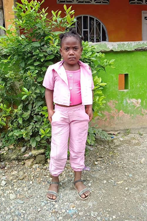 An unsponsored girl named Daihara from Colombia who has waited 336 days for a sponsor.