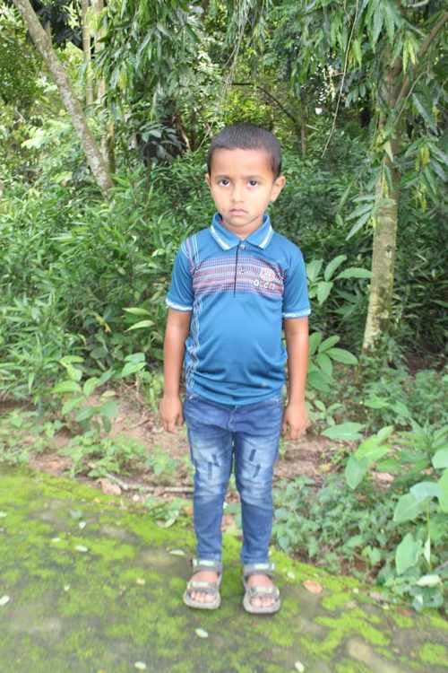An unsponsored boy named Ttahosinul from Bangladesh who is vulnerable to exploitation and has waited 518 days for a sponsor.