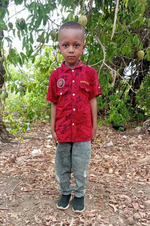 An unsponsored boy named Makanè from Burkina Faso who lives in an AIDS-affected area, is vulnerable to exploitation and has waited 453 days for a sponsor.