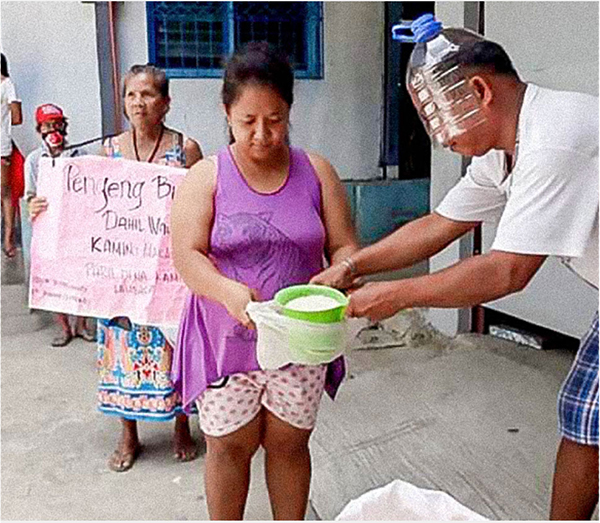 Pastor Ganiban gives money and rice to assist those in need